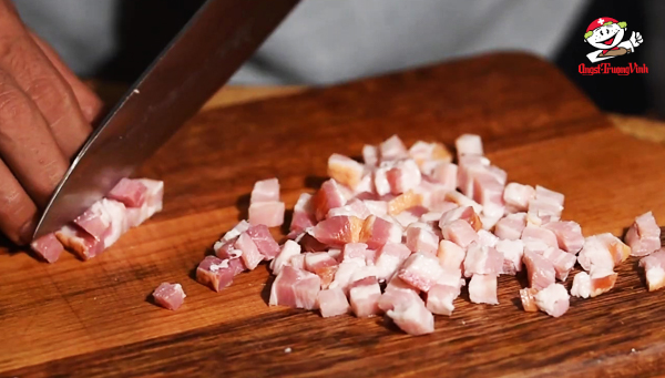 Sơ chế nguyên vật liệu bacon chế biến chuyển cơm trắng chiên