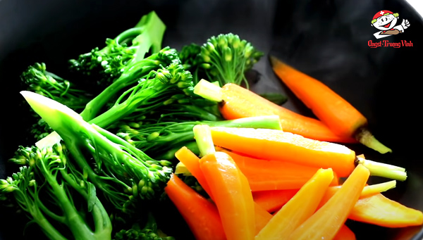 Xào cà rốt và bông cải canh
