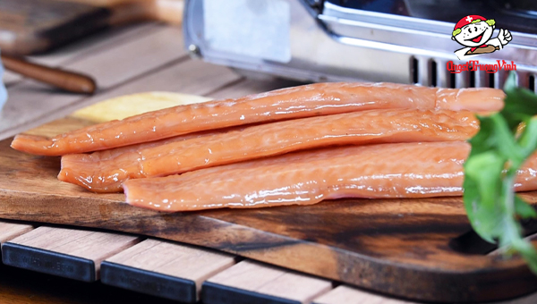Nguyên liệu cá basa xông khói chó món sushi